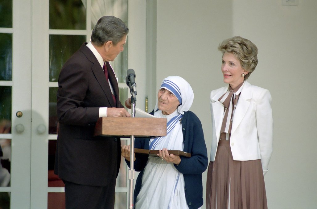President_Ronald_Reagan_presents_Mother_Teresa_with_the_Medal_of_Freedom_at_a_White_House_Cere...jpg